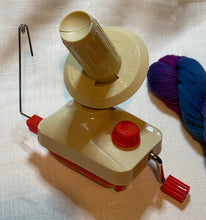 Load image into Gallery viewer, Yarn Winder